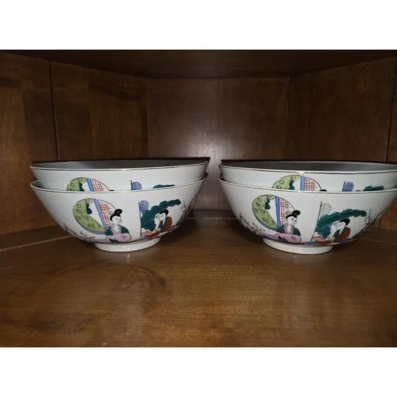 4 Chinese Handpaintes Porcelain Famille Rose Matching Bowls