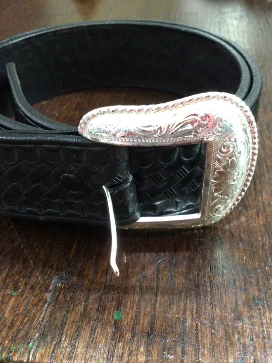 Genuine leather western belt with Silvertone buckle. Size 36.