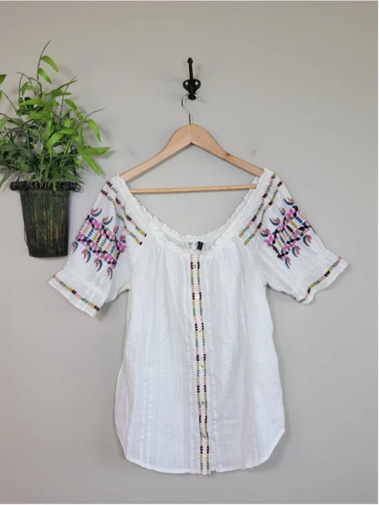 Akemi + Kin 2 Anthropologie Pajaro Embroidered Blouse Off Shoulder Short Sleeve