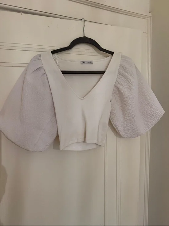 Zara Cream V-Neck Puff-Sleeve Crop Top