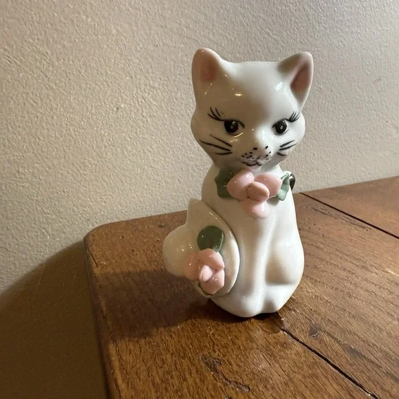 Vintage Luster Wear Sitting Cat White‎ Porcelain Long Eyelashes Pink Roses 4