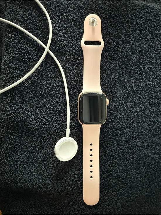 Apple SE 40MM Rose Gold Smartwatch with Pink Silicone Band Series 4 + charger