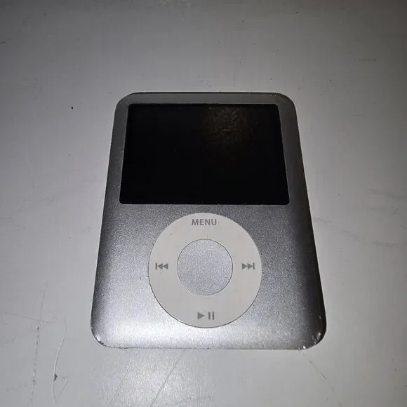 Apple iPod Nano 3rd Generation 4GB Silver A1236 MP3 Player Does Not Hold Charge