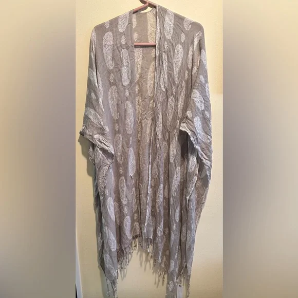 GF COLLECTION ONE SIZE FITS ALL Gray & White Paisley Kimono/Scarf.
