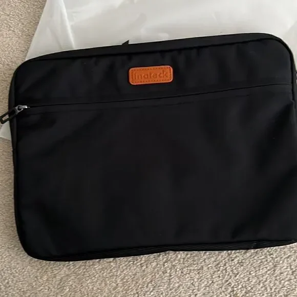 NWT Computer sleeve. Black