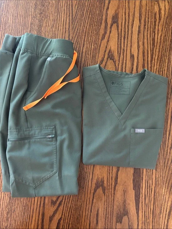 Figs set in Moss (can be sold separately) - top (s) & Zamora jogger (xs tall)
