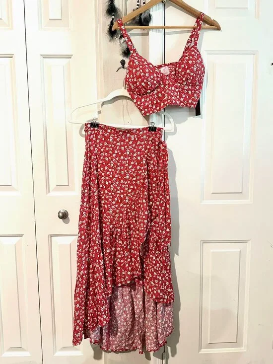 No Boundaries Red Floral 2-Piece Skirt Set Size Small NWT