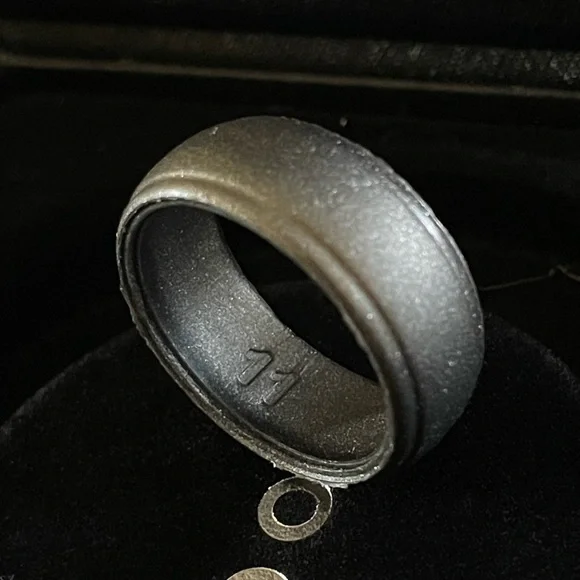 NEW Men’s Silver Grey Lightweight Silicone Universal Ring (Size11)
