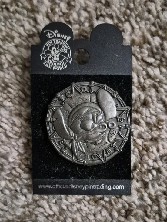 Disney - Pirate Stitch Medallion Pin