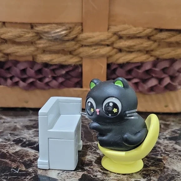 XIN ZHI JI Little Black Resin Figurine Black Cat at Desk Animal Theme 1040-379