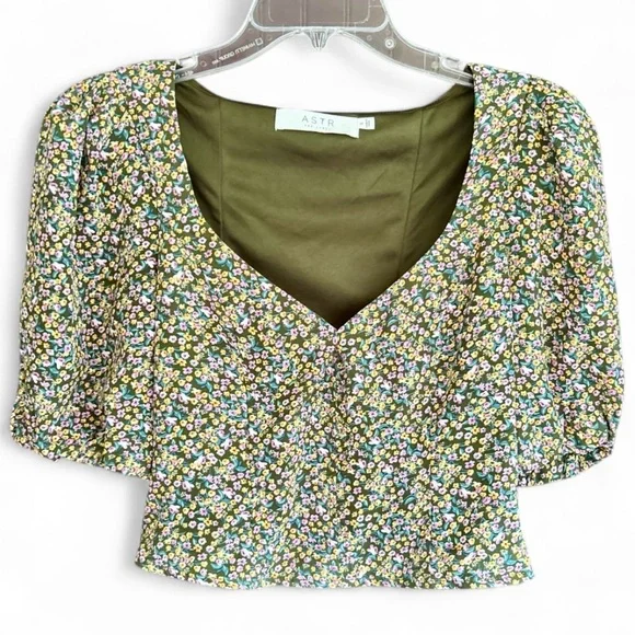 Astr Olive Green Floral Puff Sleeve V-Neck Blouse