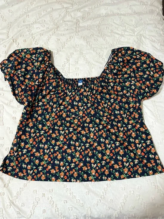 Old Navy Women’s Navy Floral Puff-Sleeve Top