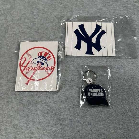 Yankees Universe MLB Keychain + 2 Flexible‎ Magnets Set NWT