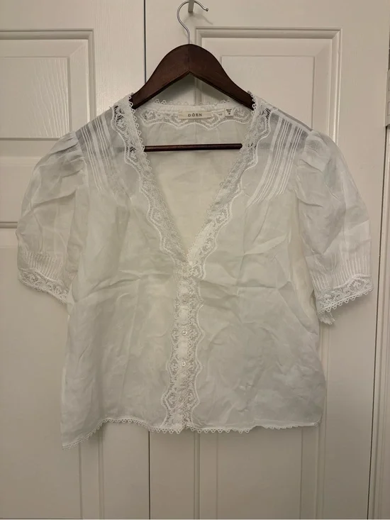Doen Brigitta Lace Trim V-Neck Ramie Top
