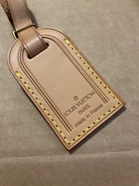 ✅LV PICK 1 AUTHENTIC LV LEATHER TAG +free fashion keychain