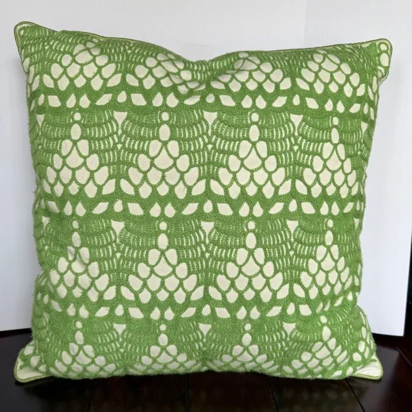 Michaels Stores Green White Crochet Scallop Throw Pillow‎ 17x17 Square Accent
