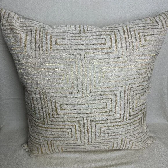 NEW  Daniel Stuart Studio PREMIUM Craftsmansship Pillow Sumatra Champagne