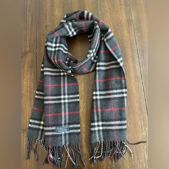 Vintage Burberry's cashmere scarf