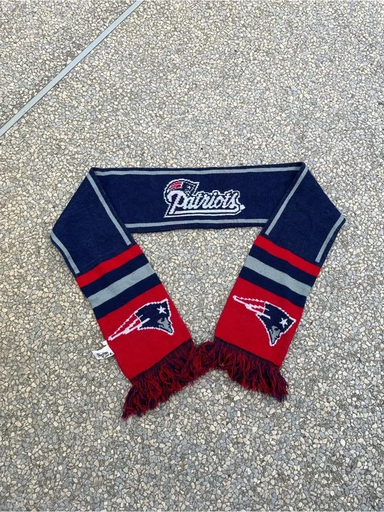 Forever Collectibles Red Knit Team Scarf