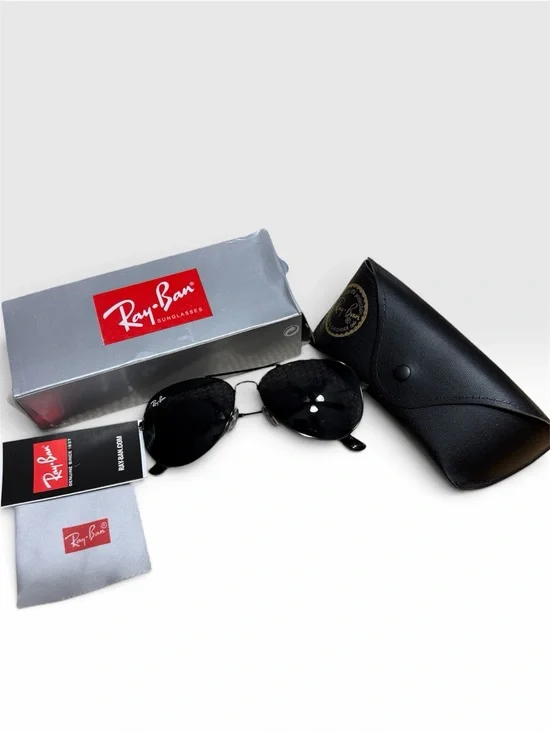 Ray-Ban Aviator Sunglasses in Black