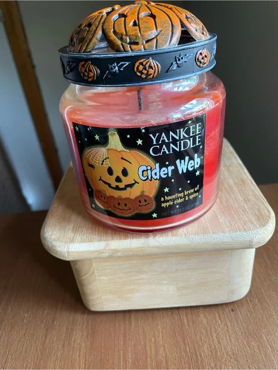 Yankee Candle Cider Web 14.5 oz Halloween Candle w/ Jack o Lantern Topper