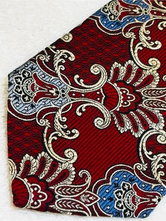 Brand New Stylish Tie By JOS A. BANK (Signature Collection)