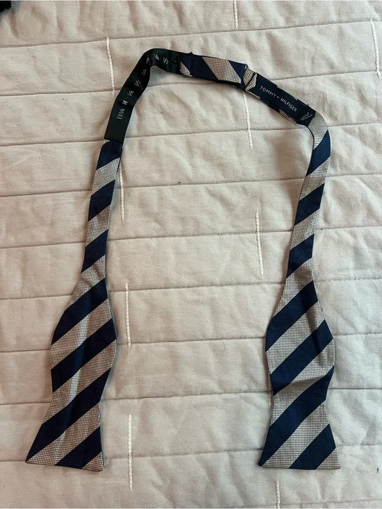 Tommy Hilfiger Navy & Silver Striped Bow Tie (Pre-Tied)