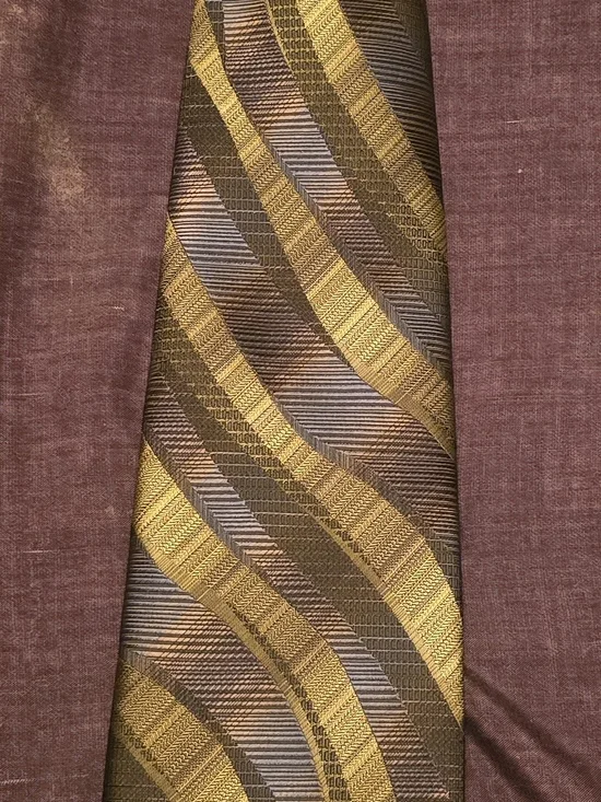 Men's Gold and Brown Wavy Stripe Tie - Classic Formal Accessory
