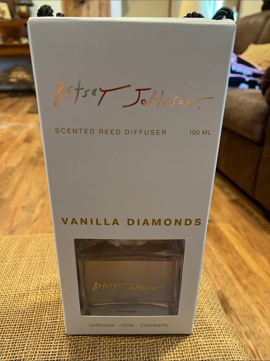 Betsey Johnson White & Gold Vanilla Diamonds Reed Diffuser