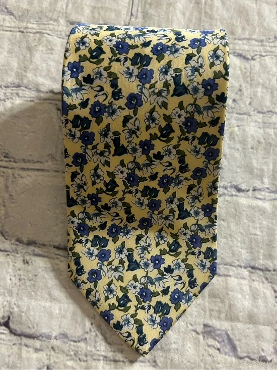 OLD NAVY CLOTHING CO. YELLOW TIE WITH BLUE & WHITE FLORAL PATTERN 100% SILK