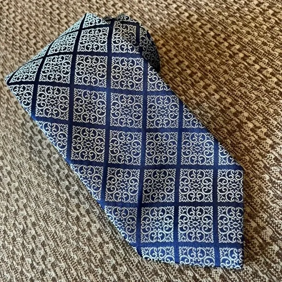 Dormeuil Paris 100% Silk Blue White‎ Geometric Pattern Luxury Mens Tie