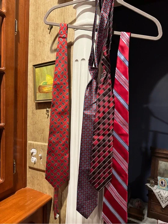 Men's Ties. Hilfiger, Beene, Van Heusen, and Andhurst- Four Ties