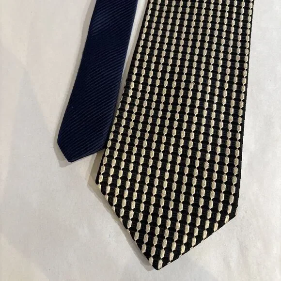 Tommy Hilfiger MEN'S TIE  Blue And Gold, Geometric Silk, USA 3.5” X 58” Design￼