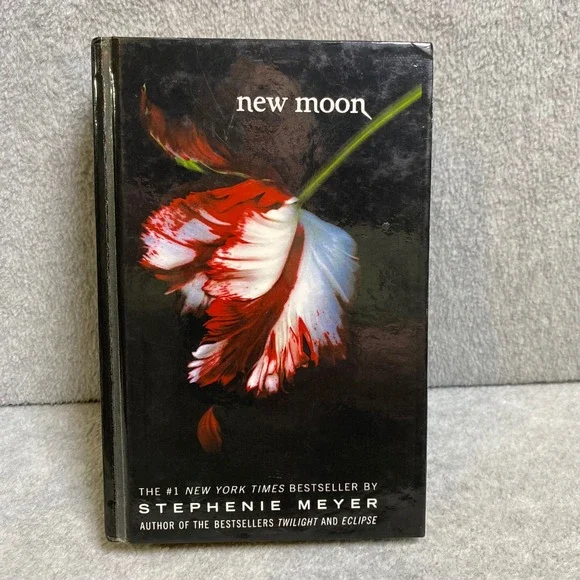 Stephenie Meyer New Moon Book 2 Twilight Saga Hardcover Vampire Novel *FLAW