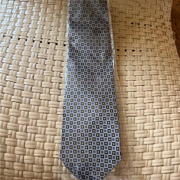 Men's Tie Gaojilingdai - Blue and Gray Geometric Pattern 100 % Silk NWT
