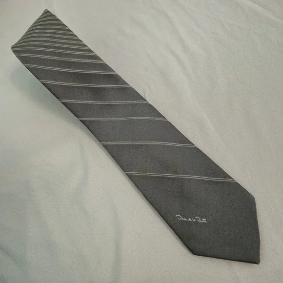 Oscar de la Renta Mens Charcoal Gray Diagonal Striped Silk Blend Necktie Logo