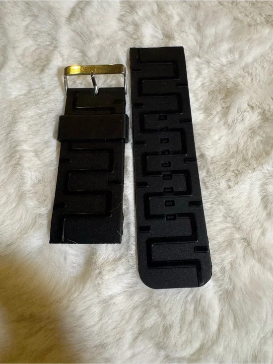 Black Textured Rubber Watch Strap with Gold-Tone wristband 32mm