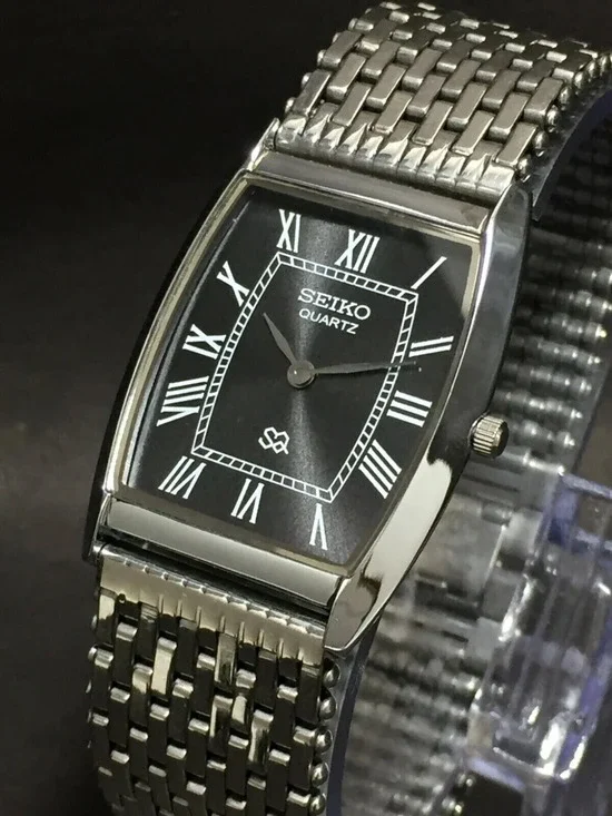 Vintage Style Seiko Quartz Mens Silver Watch & Black accents W/ Metal Strap