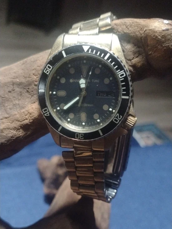 Vintage Dive-Style Stainless Watch with Black Dial