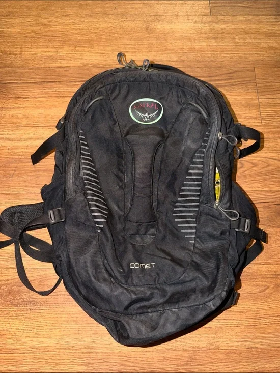 OSPREY Comet Men's Black Backpack with Subtle Reflective Stripes