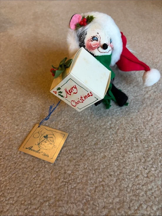 Annalee doll Christmas skunk with present