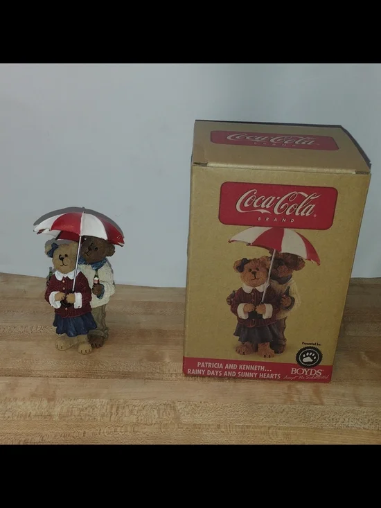 Boyds Bearstone Coca Cola Patricia Kenneth Rainy Days First Edition 1E Boxed
