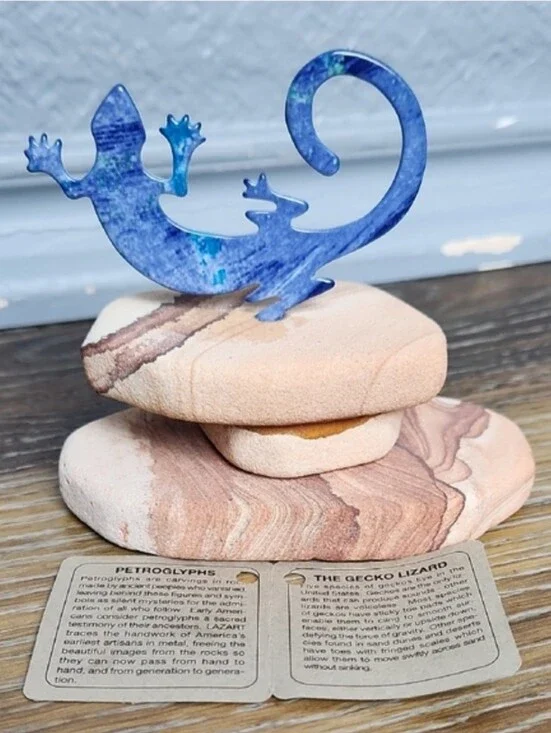 Lazart Blue Purple Metal Gecko Lizard on Brown Tan Rocks