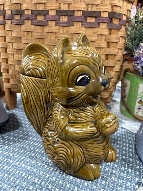 Ceramic Squirrel Figurine Cookie Jar in Olive Brown - Brand Unspecified