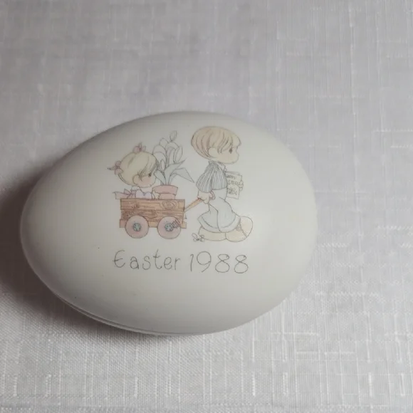 Vintage Enesco Precious Moments Easter 1988 Porcelain Egg Trinket Box Container
