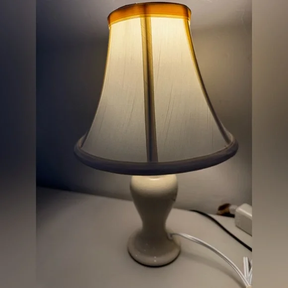 Vintage Cream Beige Table Lamp Accent Ceramic ~15”‎ Tall Decor
