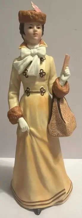 Avon Miss Mrs. Albee President’s Club Award 1981 Vintage Porcelain Figurine 10