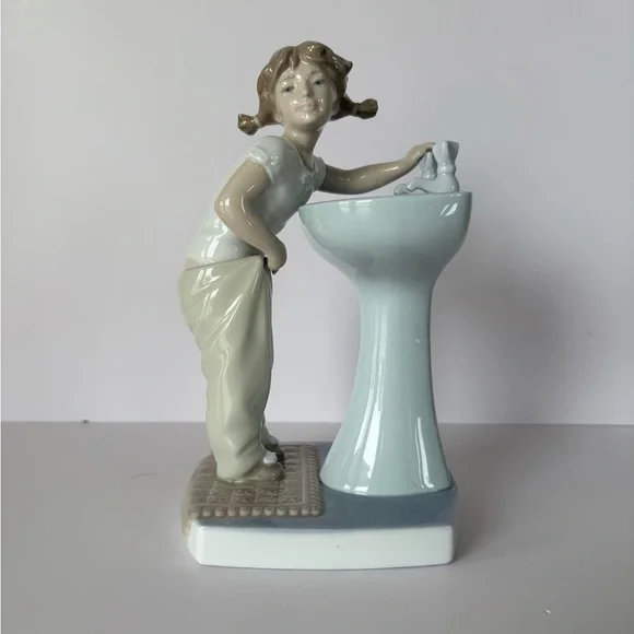Lladro’ 4838 “Clean Up Time” Porcelain Figurine-Introduced 1973 & Retired 1993