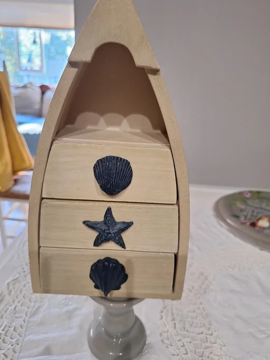 Coastal Shell Accent Chest in Beige with Navy Pulls