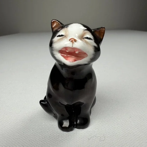 Vintage Royal Doulton Lucky Cat Fine Bone‎ China Figurine